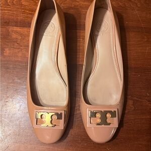 Tory Burch Gigi mini heel in beige patent leather